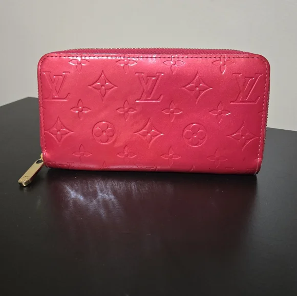 HTF!! Authentic Louis Vuitton pink vernis leather zip wallet in good condition Wallets